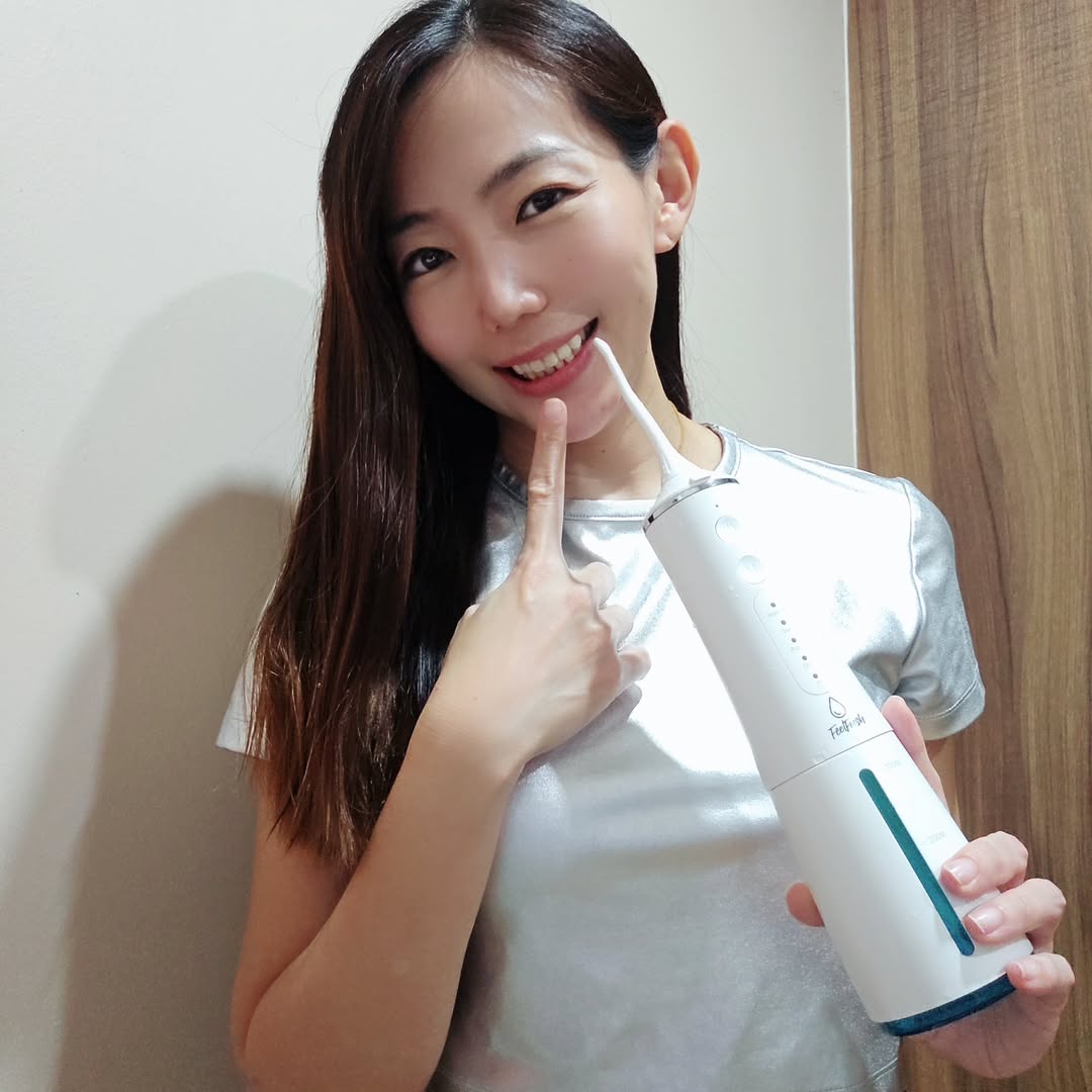 Influencer water flosser