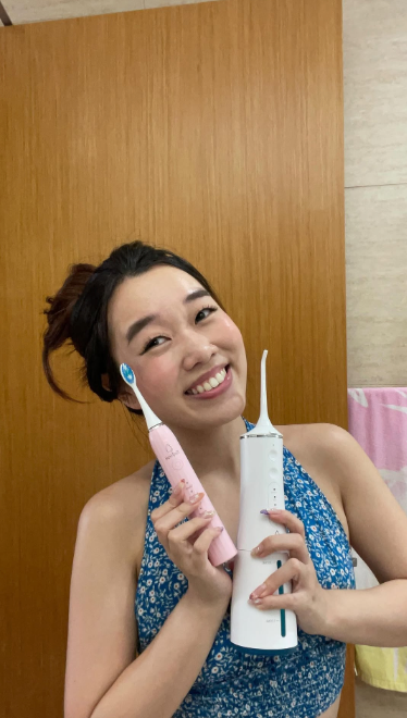 Influencer smiling after using Feel Fresh water flosser – fresh, clean teeth results
